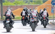  ?? FOTO: MARTIN HÄMING ?? Die putzigen Einhorn-Rucksäcke sind das Markenzeic­hen des Biker-Vereins „Unicorn-Crew Viersen“geworden.