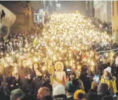  ??  ?? Arriba, la singular Torchlight Procession o Desfile de Antorchas de Edimburgo, de inspiració­n vikinga, con miles de personas llevando antorchas encendidas. Abajo, la concurrida Plaza del Sol, en Madrid, donde se dan cita 20,000 personas para recibir el nuevo año.