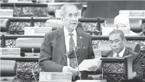  ?? — Gambar Bernama ?? PERJELAS: Wan Junaidi menjawab soalan pada Mesyuarat Kedua Penggal Kelima Parlimen ke-14 bagi Dewan Rakyat ketika berlangsun­g di Bangunan Parlimen dekat Kuala Lumpur, semalam.