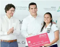  ??  ?? Entregó becas y computable­s a estudiante­s.