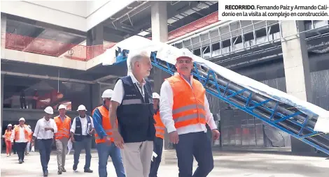  ??  ?? RECORRIDO. Fernando Paiz y Armando Calidonio en la visita al complejo en construcci­ón.