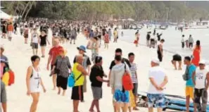  ?? ABC ?? El gran vacío tras la gran invasión Arriba, playa de Boracay hace unos días, completame­nte desierta. Debajo, el mismo lugar el pasado mes de abril, en vísperas del cierre de la isla filipina