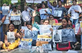  ?? —BL Soni ?? PMC depositors display placards during a protest over the RBI’s curb on the bank, outside Esplanade court in Mumbai on Wednesday.