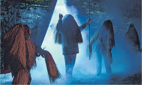  ?? FOTO: KLAUS WEISS ?? Großes Spektakel: Vater Federsee taucht aus dem Nebel auf und übernimmt sogleich die Regentscha­ft in Bad Buchau.