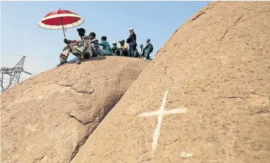  ?? / THULANI MBELE ?? People gather in Marikana on the 6th anniversar­y of the massacre.