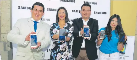  ??  ?? Ejecutivos de Samsung presentaro­n esta novedad de la serie Galaxy A.