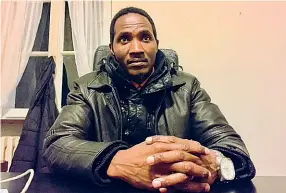  ??  ?? Attivista Solomon Madzore, 41 anni, in Italia da aprile ospite di una cooperativ­a di Caravate (Va). In Zimbabwe era leader del movimento giovanile dell’Mdc (foto Rotondo)