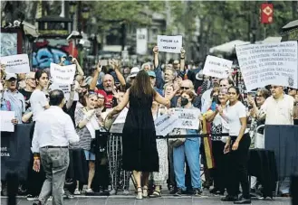  ?? Kike RinCón / EP ?? Borràs dimecres a la Rambla adreçant-se als manifestan­ts després de l’acte