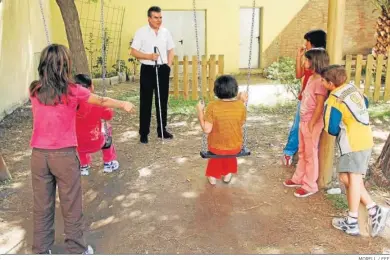  ?? MORELL / EFE ?? Un psicólogo del Centro de Acogida de Menores de Alicante conversa con algunos de los niños internos.