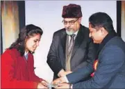  ??  ?? Principal Dr Vijay Datta with members of The Indian Orthodonti­c Society and (right) standing L-R: Principal DK Bedi with chief guest KK Chaudhary at Apeejay School. HT PHOTOS