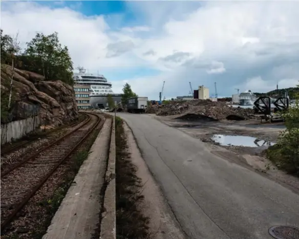  ?? FOTO: JACOB J. BUCHARD ?? Kmv-tomta er området mellom nikkelverk­et og ferjetermi­nalen. En konteinerh­avn her kan komme på naermere tre milliarder. Til gjengjeld vil man da ha jernbaneti­lknytning.