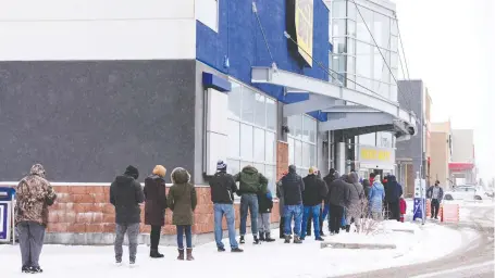  ?? AZIN GHAFFARI ?? Customers stand in line to enter the Beacon Hill Best Buy on Saturday, hoping to score big savings with Boxing Day sales.