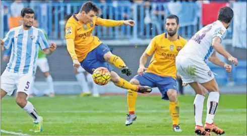  ??  ?? EL GOLAZO DE LA ROSALEDA. Leo Messi remató de manera sensaciona­l el segundo gol del Barcelona en La Rosaleda el pasado sábado.