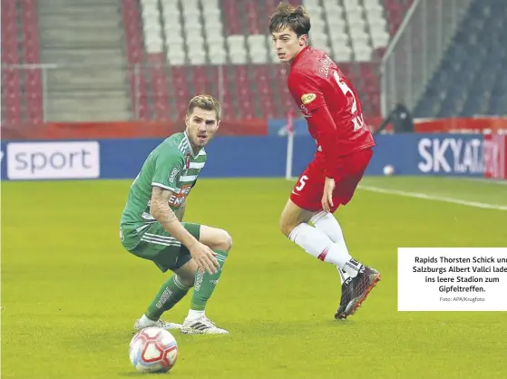  ?? Foto: APA/Krugfoto ?? Rapids Thorsten Schick und Salzburgs Albert Vallci laden ins leere Stadion zum Gipfeltref­fen.