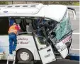  ?? Foto: Alexander Heinl, dpa ?? Einer der am Unfall auf der A8 beteilig ten Busse.
