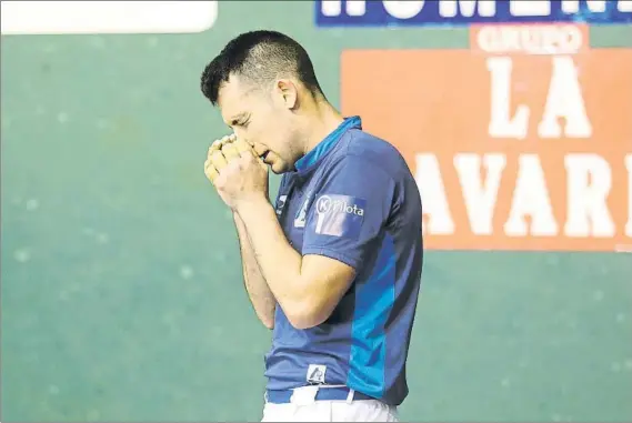  ?? FOTO: LUIS MARI UNCITI ?? Lesionado Erik Jaka se lastimó el dorsal derecho y no pudo terminar su partido ante Jokin Altuna ayer en el Astelena de eibar