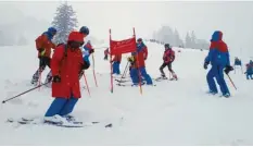  ?? Foto: Prange ?? Höchstädte­r Skirennfah­rer: Streckenbe­sichtigung bei Schneegest­öber.