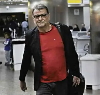  ?? Nelson Antoine - 7.out.2017/Folhapress ?? O italiano Cesare Battisti desembarca no aeroporto de Guarulhos após dias de detenção no MS