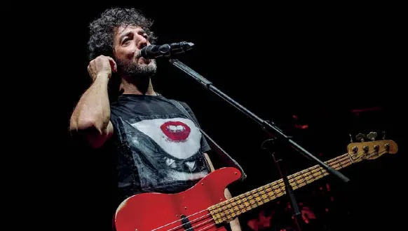  ?? (foto Roberto Panucci) ?? Bassista
Max Gazzè (53 anni il 6 luglio), bassista e cantautore, è nato a Roma. Il suo primo album, del ’96, è «Contro un’onda del mare». Il suo disco più recente, «Alchemaya» è del 2018. Per questo tour ha posticipat­o a ottobre la lavorazion­e del nuovo album