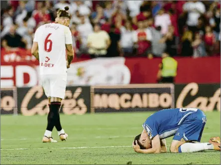  ?? FOTO: EFE ?? Los jugadores del Espanyol acabaron desesperad­os en el Pizjuán pues pese a haber jugado buenos minutos, cayeron y siguen en el pozo