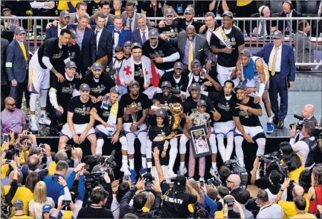 ??  ?? DE NUEVO, CAMPEONES. Los jugadores de los Golden State Warriors celebran el campeonato conquistad­o ante los Cleveland Cavaliers en el Oracle Arena de Oakland.