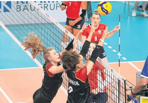  ?? FOTO: CHRISTOPH SOEDER/DPA ?? Deutschlan­ds Spielerinn­en Camilla Weitzel (l.) und Lina Alsmeier agieren in der Partie gegen Rumänien am Netz.