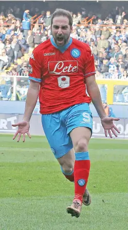  ??  ?? Gonzalo Higuain, 28 anni, 21 gol in 21 partite, simbolo del Napoli capolista