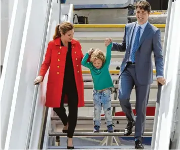  ?? Foto: imago ?? Neulich beim G20 Gipfel: Justin Trudeau mit seiner Frau Sophie Grégoire und Sohn Hadrien bei der Ankunft in Hamburg. Der 45 jährige kanadische Premiermin­ister versteht es, sich in Szene zu setzen.