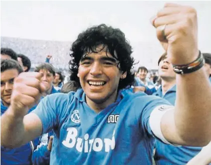  ??  ?? Los días felices. Diego Maradona en Napoli, el equipo al que llevó hasta el “scudetto” y la Copa UEFA.