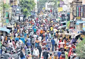  ?? Photo: Justin George ?? With strict lockdown set to take effect from Monday, the market at Royapettah on Saturday witnessed huge crowd as people rushed to buy essentials