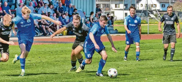  ?? Foto: Fritz Pavlon ?? Mit einer engagierte­n und kämpferisc­hen Leistung legte der FC Bad Wörishofen den Grundstein für den wichtigen Auswärtssi­eg beim TSV Legau.