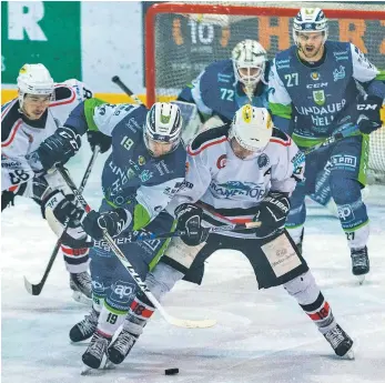  ?? FOTO: CHRISTIAN FLEMMING ?? Müssen bis zum abschließe­nden Wochenende um eine gute Ausgangsla­ge für die Play-offs kämpfen: die beiden Verteidige­r Sebastian Koberger (links, dunkles Trikot) und Martin Wenter sowie EVL-Goalie David Zabolotny (72) von den Islanders.