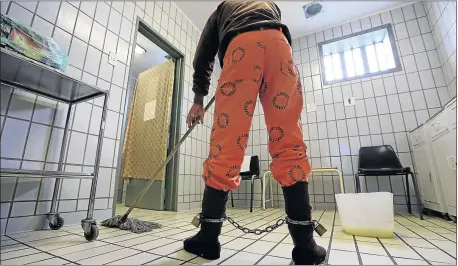  ?? PHOTO: THULI DLAMINI ?? A prisoner cleaning the bathroom at the C-Max prison in Kokstad, KwaZulu-Natal.