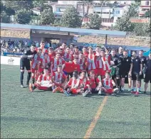  ?? FOTO: GIRONA: EDUARD DURAN/MIQUEL PÉREZ ?? Los jugadores del Benjamín A del Girona posan junto a los del Barça. En la izquierda, el Juvenil B,yenla derecha, Pedro Porro, canterano del Girona.