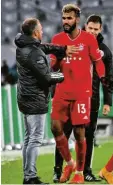  ?? Foto: dpa ?? Eric Maxim Choupo‰Moting holt sich das Lob von Trainer Hansi Flick ab.