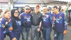  ??  ?? MESRA BELIA: Fadillah merakamkan gambar bersama para belia dan peserta bagi Program ‘Break Off’ di MetroCity, Matang di Kuching semalam.