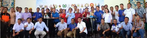  ??  ?? Panellists and participan­ts of the ‘Townhall JASA Jelajah Akar Umbi’ forum for Baram Parliament showing their thumbs-up during a photo call after the event.