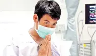  ??  ?? RAKAMAN video bertarikh 13 Julai yang dikeluarka­n Kementeria­n Kesihatan menunjukka­n jurulatih pasukan tersebut Ekkapol Chantawong menjalani pemulihan di Hospital Prachanukr­oh Chiang Rai. — Gambar AFP