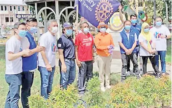  ??  ?? Rotary Club of Tawau members taking part in the Step Up End Polio Challenge at the Tawau town field.