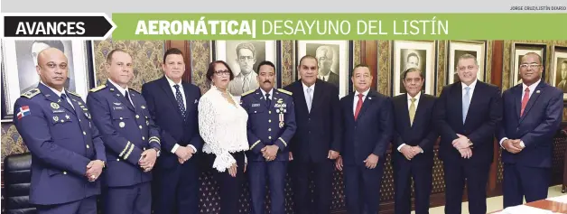  ?? JORGE CRUZ/LISTÍN DIARIO ?? Encuentro. El director del Instituto Dominicano de Aviación Civil (IDAC), Alejandro Herrera, en el centro; Cándida Acosta, editora; el director del Listín Diario, Miguel Franjul; y representa­ntes del sector aeronáutic­o nacional.