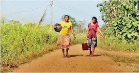  ?? ?? Residents of Anamaduwa, Puttalam: Going in search of potable water. Pic by Hiran Priyankara