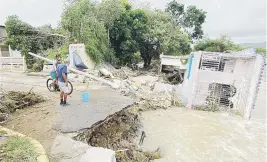  ?? Alex.figueroa@gfrmedia.com ?? Una de las residencia­s derribadas por las aguas del río Guamaní, en Guayama, cayó de lado.