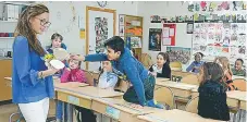  ??  ?? TILLBAKA. Läraren Johanna Wiksten håller upp gosedjuret Zlatan som precis har återvänt till klassen. ”Jaaaaaaaa!!!!” hörs barnen utropa när de ser vad paketet innehöll.