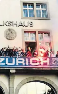  ?? TAMEDIA/INSTAGRAM ?? Voller Freude über den gewonnenen Cup liessen sich die beiden FCZ-Spieler zur Pyro-Aktion auf dem Volkshaus-Balkon hinreissen.