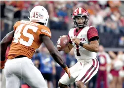  ?? Associated
Press ?? Oklahomaqu­arterback Kyler Murray (1) looks to passas Texas linebacker­Anthony Wheeler (45) applies pressure during the first half of the Big 12 Conference championsh­ip Saturday in Arlington,Texas.