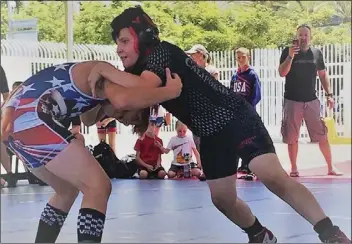  ?? PHOTO ?? Noah Larios (right) of the Imperial Jr. Wrestling Club grapples of the Utah Gold team while competing for Cali Red. COURTESY