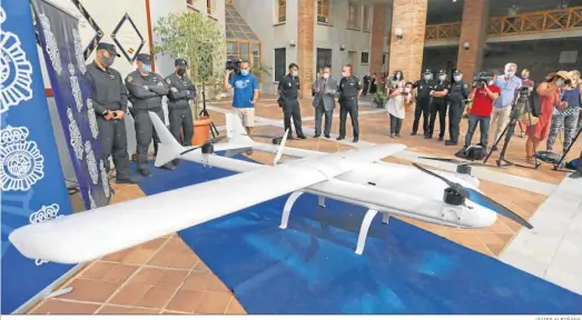  ?? JAVIER ALBIÑANA. ?? El dron de grandes dimensione­s intervenid­o en Almáchar (Málaga).