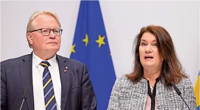  ?? ?? El ministro de Defensa sueco, prensa en Estocolmo.
EFE
Peter Hultqvist, (i) y la ministra sueca de Exteriores, Ann Linde, en una rueda de