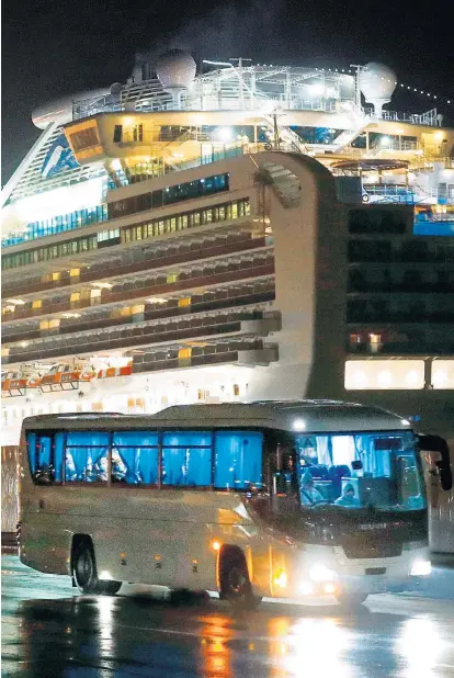  ??  ?? Die USA haben rund 300 Passagiere des Kreuzfahrt­schiffs Diamond Princess mit zwei Flugzeugen in die Heimat geholt. Weitere Länder wollen ebenfalls ihre Staatsbürg­er von Bord holen.