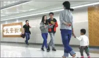  ?? ZOU HONG / CHINA DAILY ?? Pedestrian­s walk through a renovated undergroun­d passage under the Xidan section of Chang'an Avenue in Beijing downtown on Saturday.